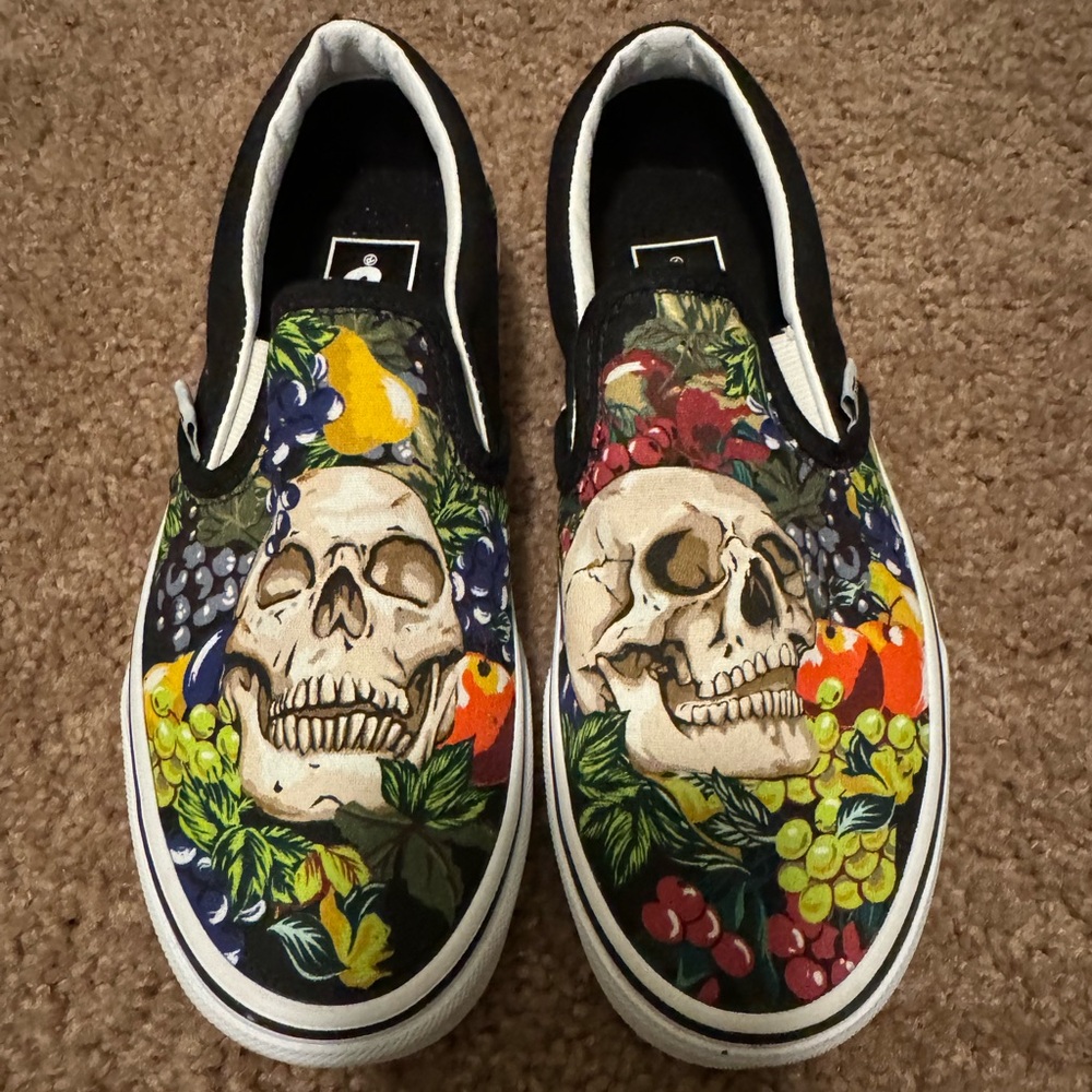 VANS NWOT SKULL SIZE MEN 4.5 WOMEN 6
